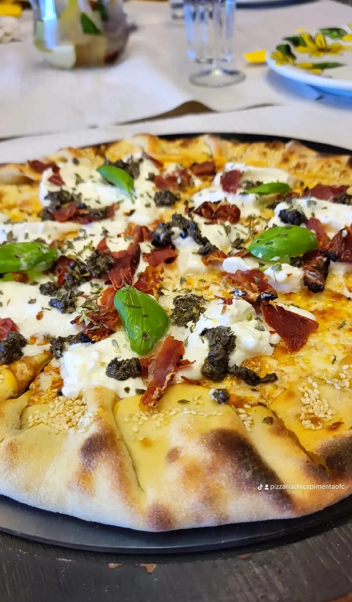 Pizza gourmet cremosa da Chica Pimenta
